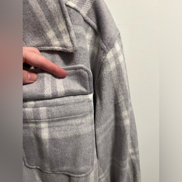 Ardene grey and white plaid shacket. Size small - Picture 4 of 5